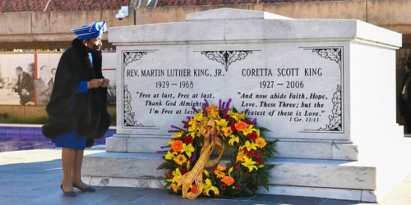 Christine Kingová Farrisová u hrobu svého bratra
