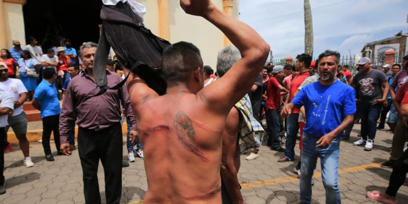 Věřící v Nikaragui se během dne svatého Jana Křtitele švihají sušenými býčími penisy. 