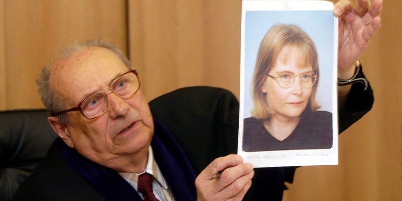 Předseda senátu krajského soudu v Táboře Jiří Bernát ukazuje Širůčkovi fotografii jeho matky