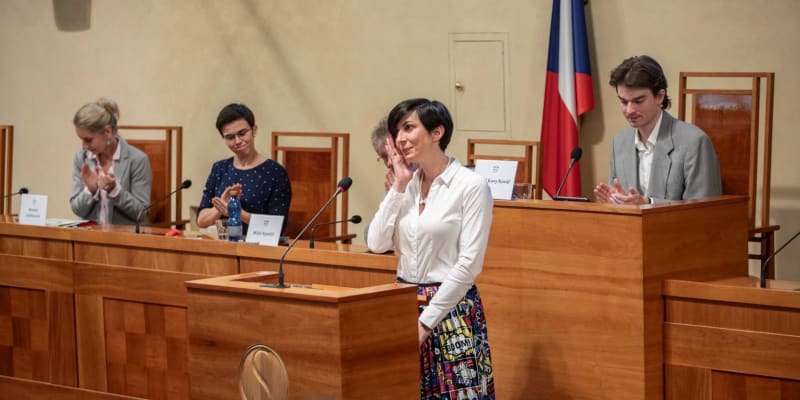 Předsedkyně Sněmovny Markéta Pekarová Adamová se v Senátu rozbrečela. 