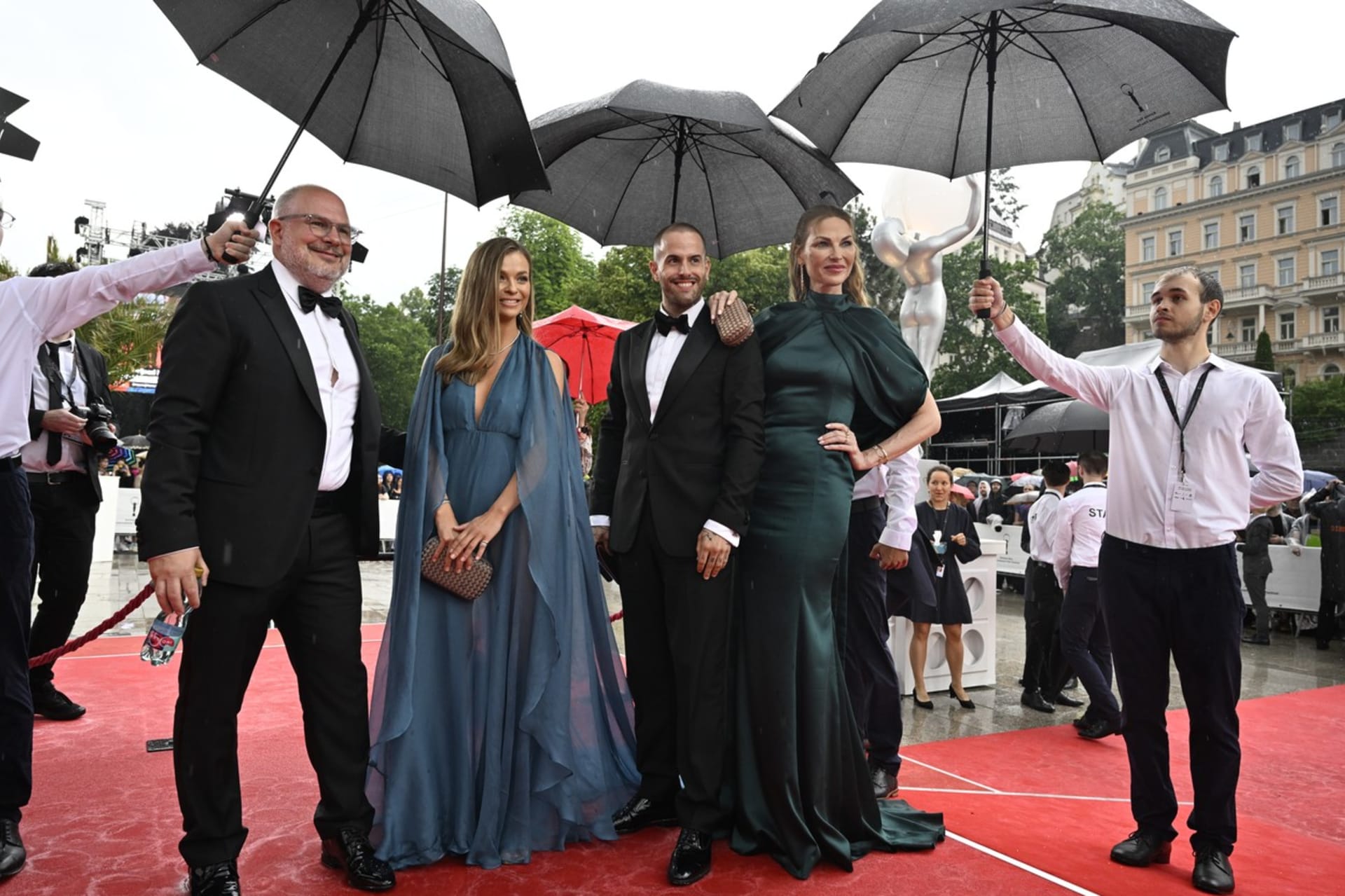 Slavnostní zahájení 57. ročníku Mezinárodního filmového festivalu Karlovy Vary si nenechala ujít řada hvězd