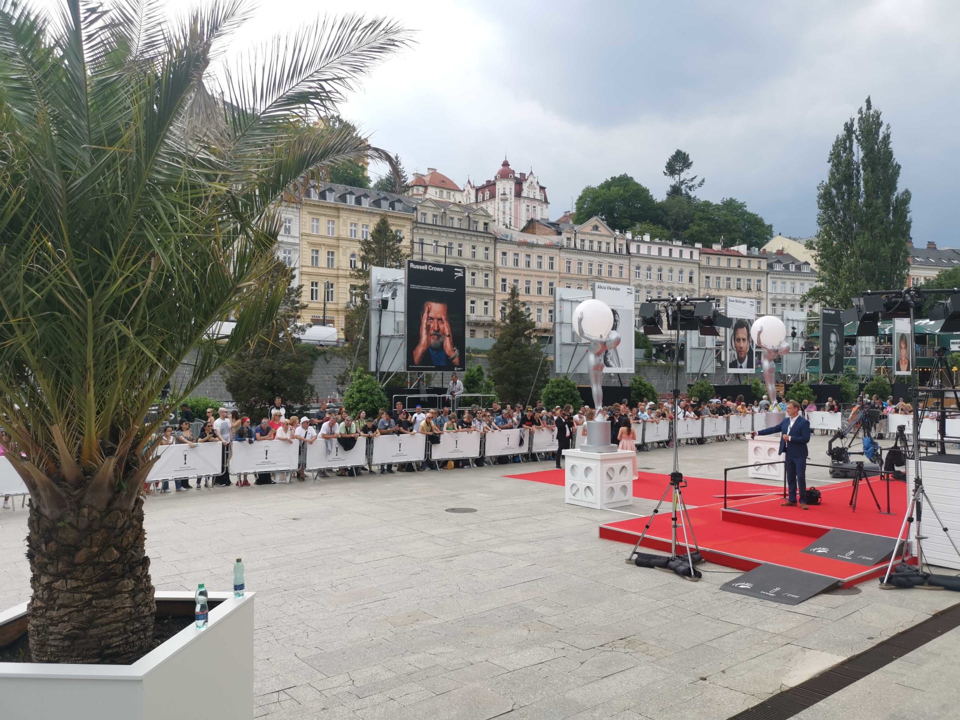 Na slavnostní zahájení filmového festivalu v Karlových Varech dorazily stovky lidí.