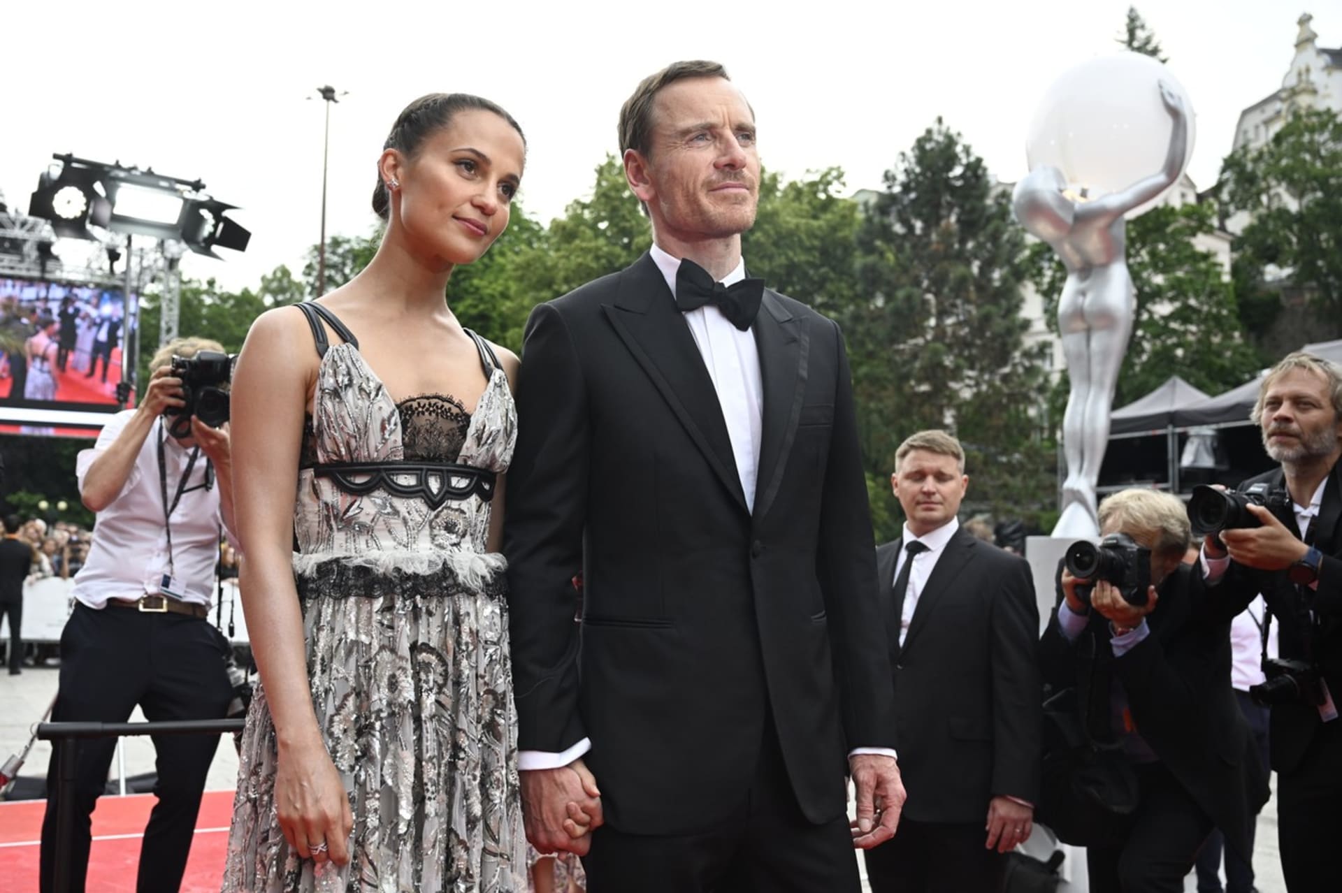 Švédská herečka Alicia Vikander dorazila nečekaně i se svým manželem Michaelem Fassbenderem.