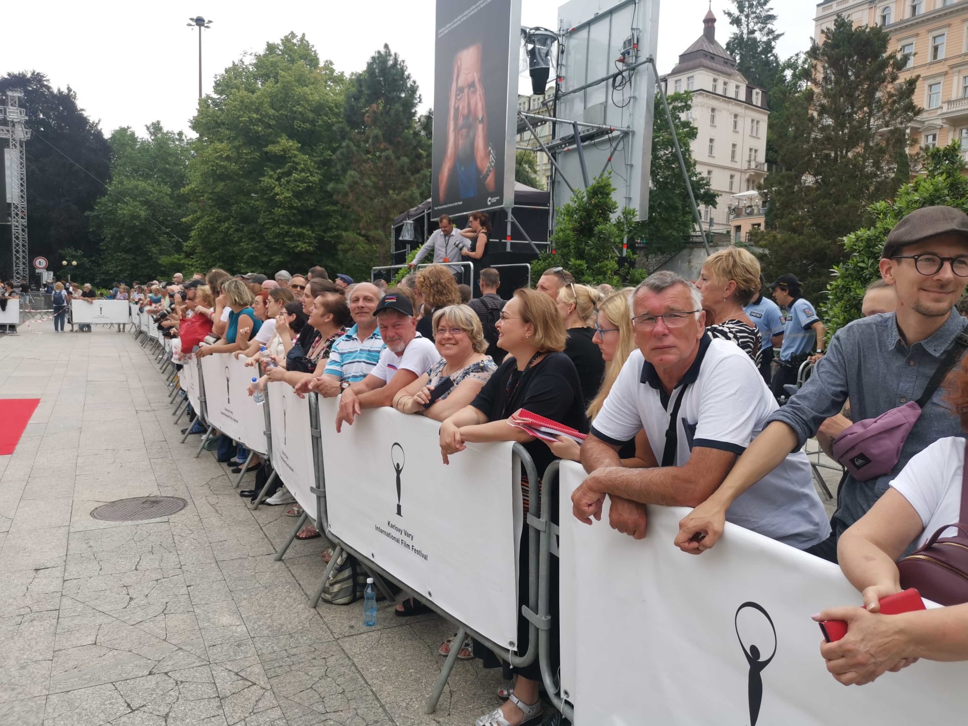 Na slavnostní zahájení filmového festivalu v Karlových Varech dorazily stovky lidí.