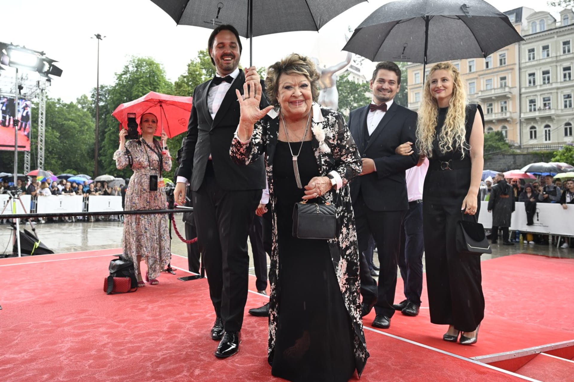 Slavnostní zahájení 57. ročníku Mezinárodního filmového festivalu Karlovy Vary si nenechala ujít řada hvězd.