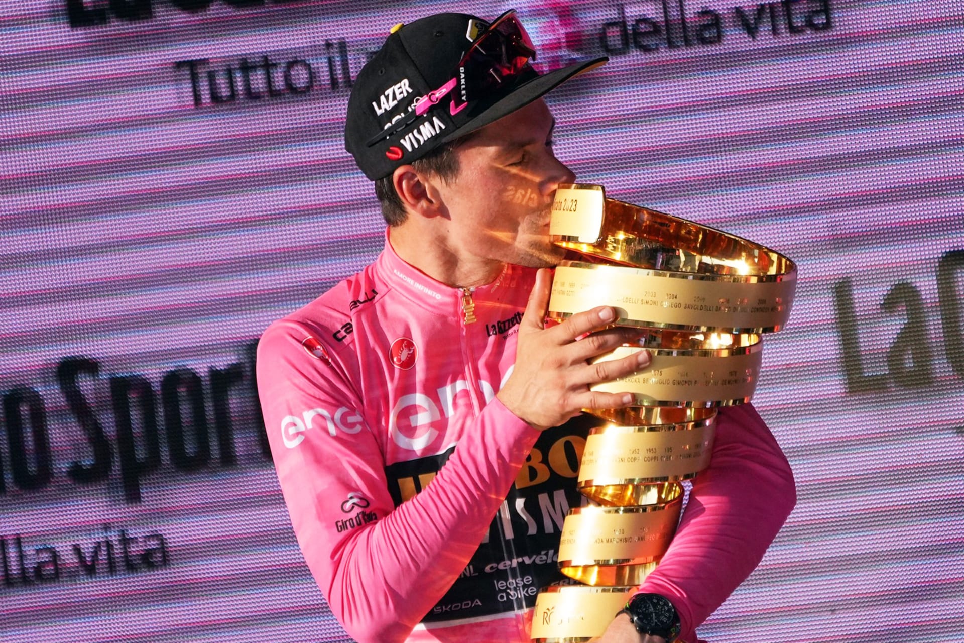 Primož Roglič, který ovládl jarní Giro dItalia, byl oceněn částkou 265 000 eur. Pro vítěze Tour de France je připraveno 500 000 eur. Nutno ale podotknout, že tyto prémie se dělí i mezi další členy týmu.