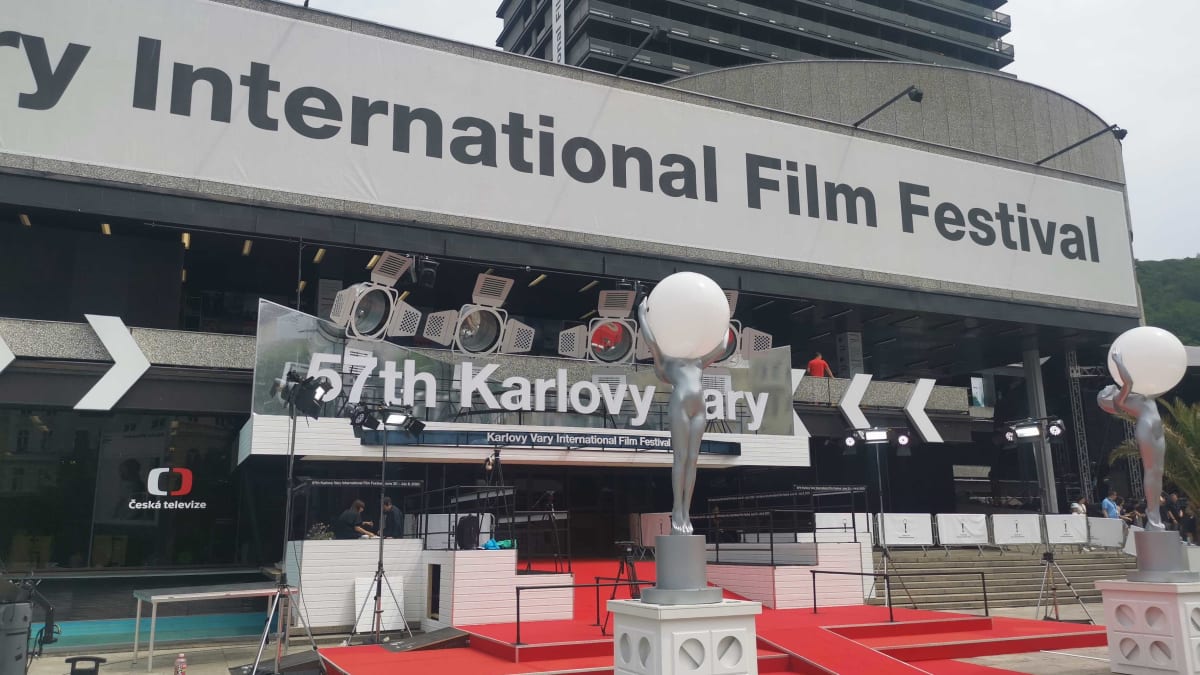 Do Varů dorazila řada filmových fanoušků, kteří v pokladnách skupují lístky