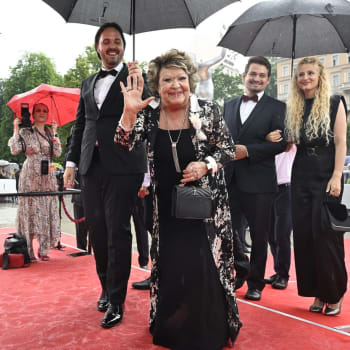 Slavnostní zahájení 57. ročníku Mezinárodního filmového festivalu Karlovy Vary si nenechala ujít řada hvězd