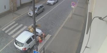 Drama v centru Turnova. Řidič na přechodu málem srazil dvě dívky, policie zveřejnila záběry 
