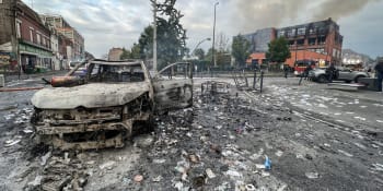 OBRAZEM: Hořící auta, zničené domy a rabování. Záběry zkázy z Francie připomínají válku