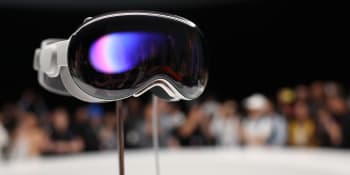 Apple začal prodávat brýle Vision Pro. Mají úchvatný obraz, problém s váhou a aplikacemi