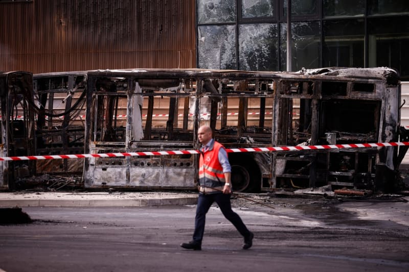 Zbytky vyhořelých autobusů
