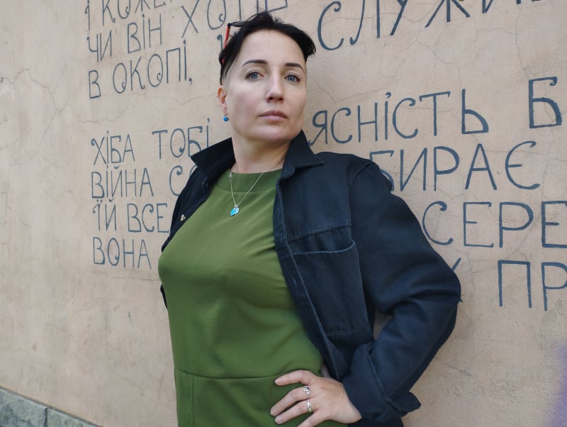 Ukrajinská spisovatelka Kateryna Kalytko před básnickými graffiti ve Lvově.