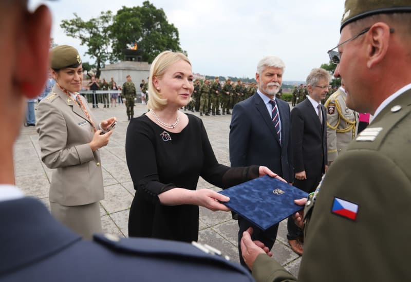Ministryně obrany Jana Černochová (ODS) na během slavnostního nástupu na Dni ozbrojených sil