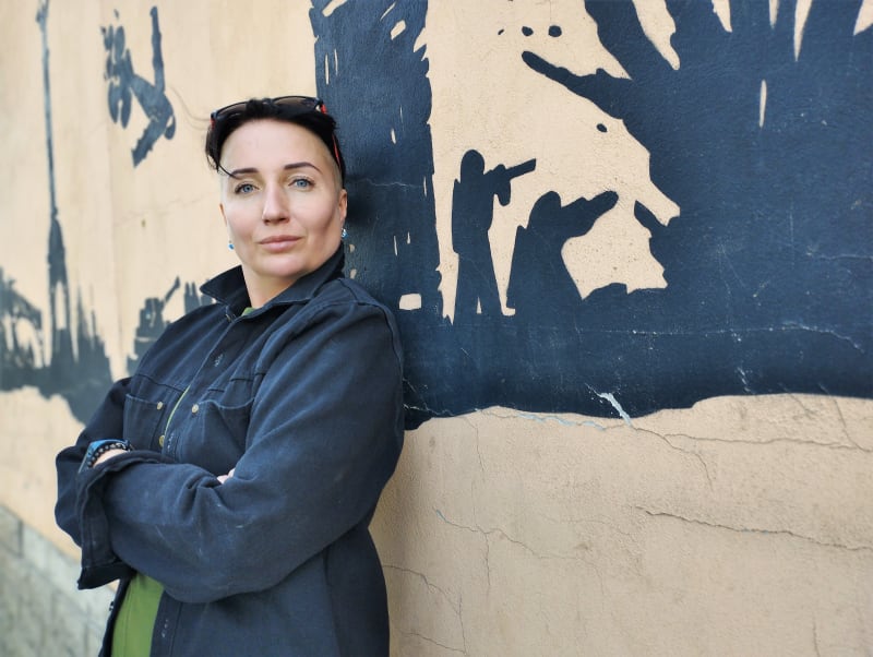 Ukrajinská spisovatelka Kateryna Kalytko před válečnými graffiti ve Lvově.