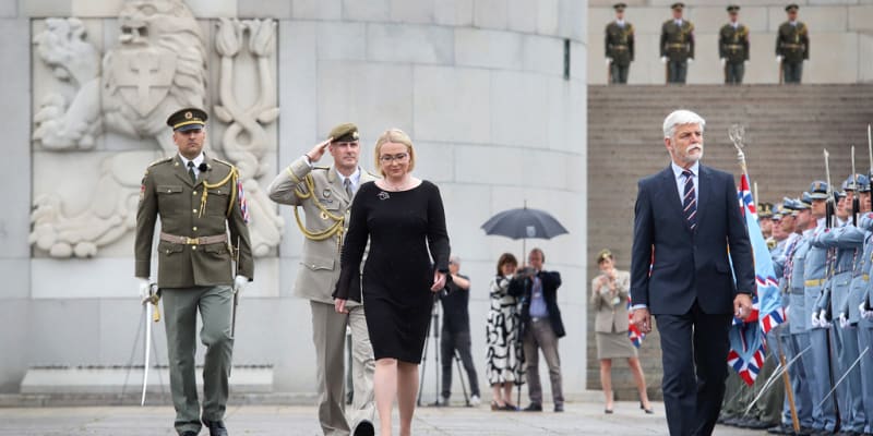 Ministryně obrany Jana Černochová (ODS) na během slavnostního nástupu na Dni ozbrojených sil