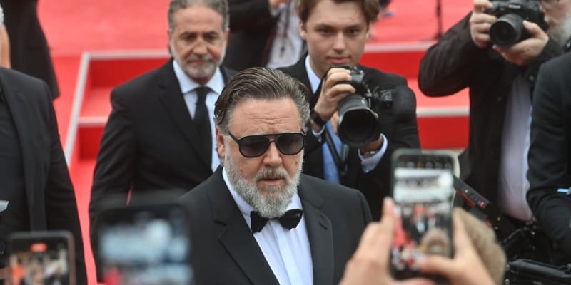 Herec Russell Crowe na červeném koberci v Karlových Varech
