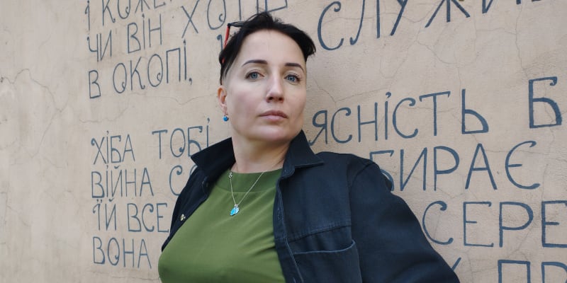 Ukrajinská spisovatelka Kateryna Kalytko před básnickými graffiti ve Lvově.