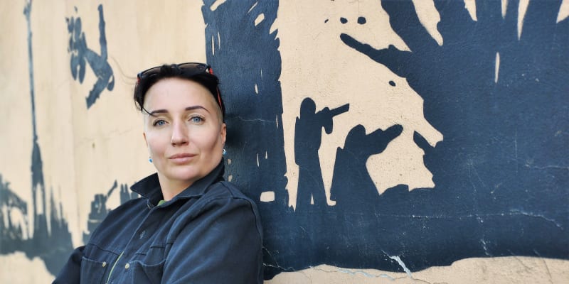 Ukrajinská spisovatelka Kateryna Kalytko před válečnými graffiti ve Lvově.