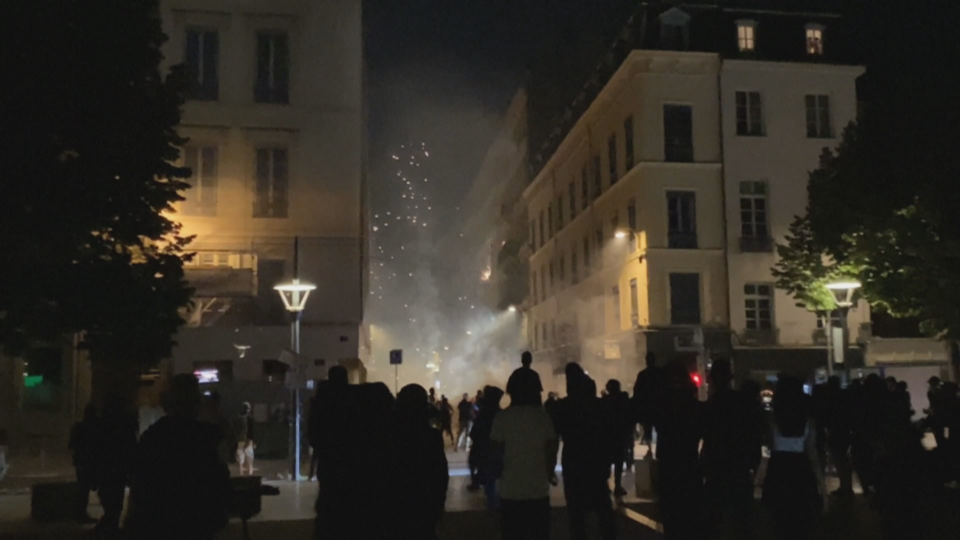 Násilné protesty ve Francii neustávají.