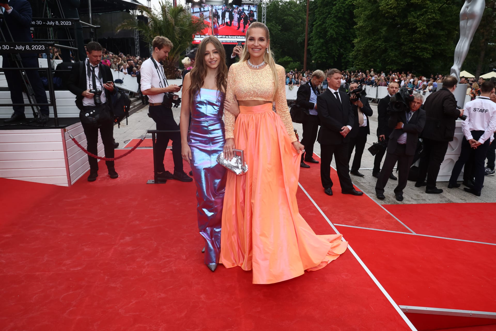 Dara oblékla meruňkové šaty, její dcera Laura metalické fialové.