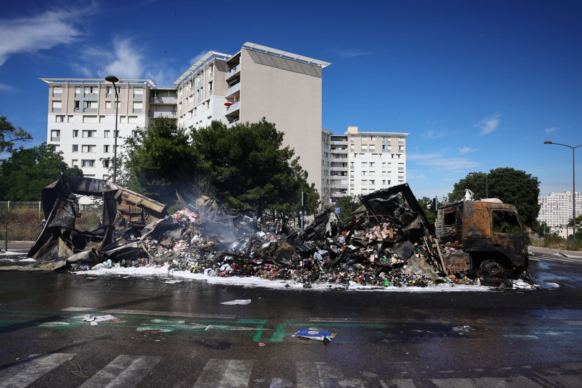 Spálené nákladní vozidlo v Marseilles (1. 7. 2023).