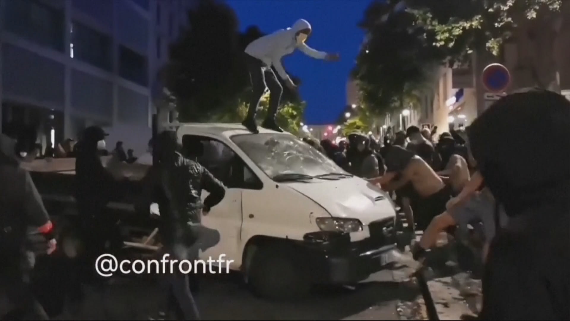 Násilné protesty ve Francii neustávají.