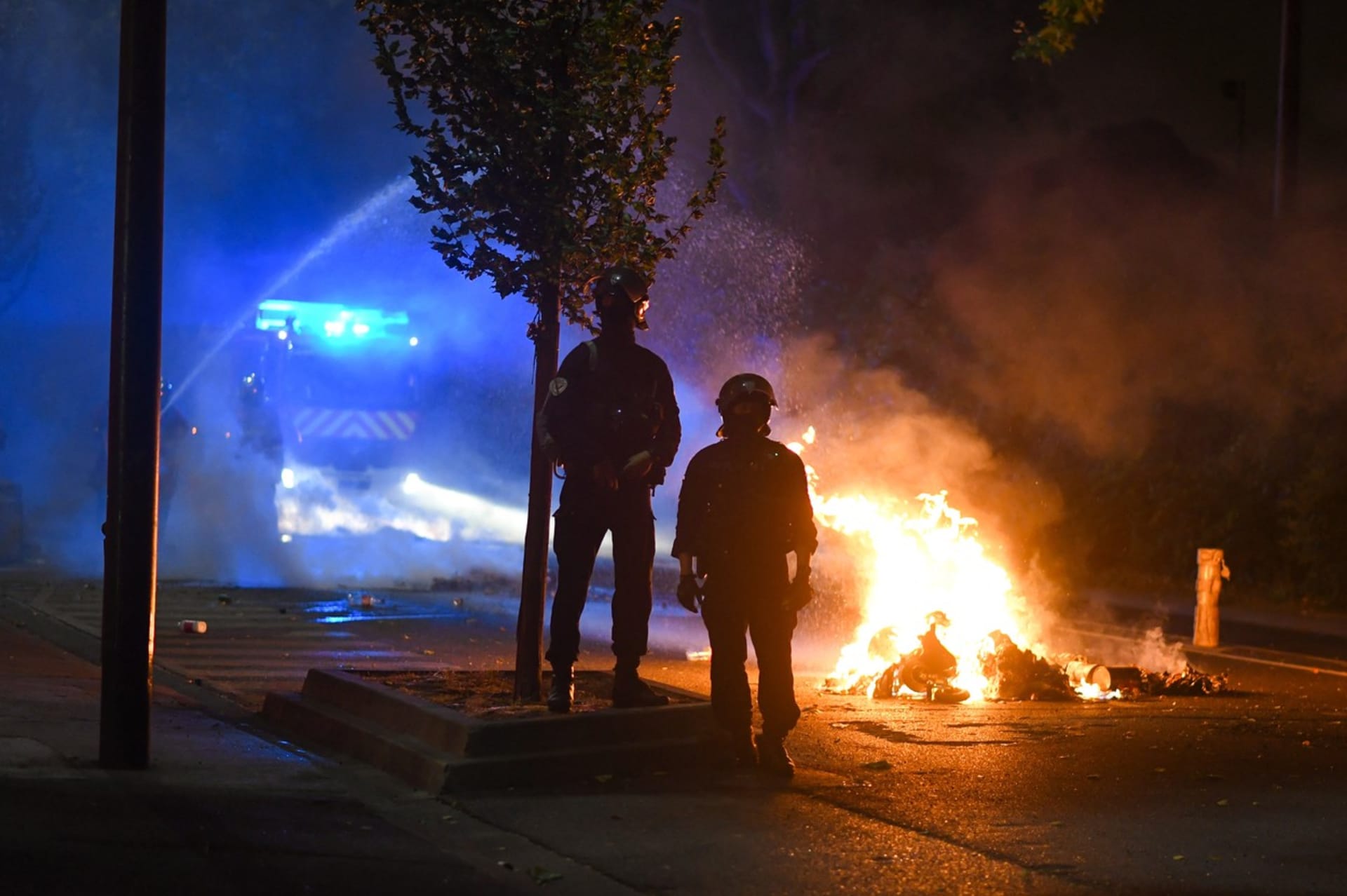 Desetitisíce policistů se již čtvrtou noc potýkaly s masovými nepokoji ve Francii.