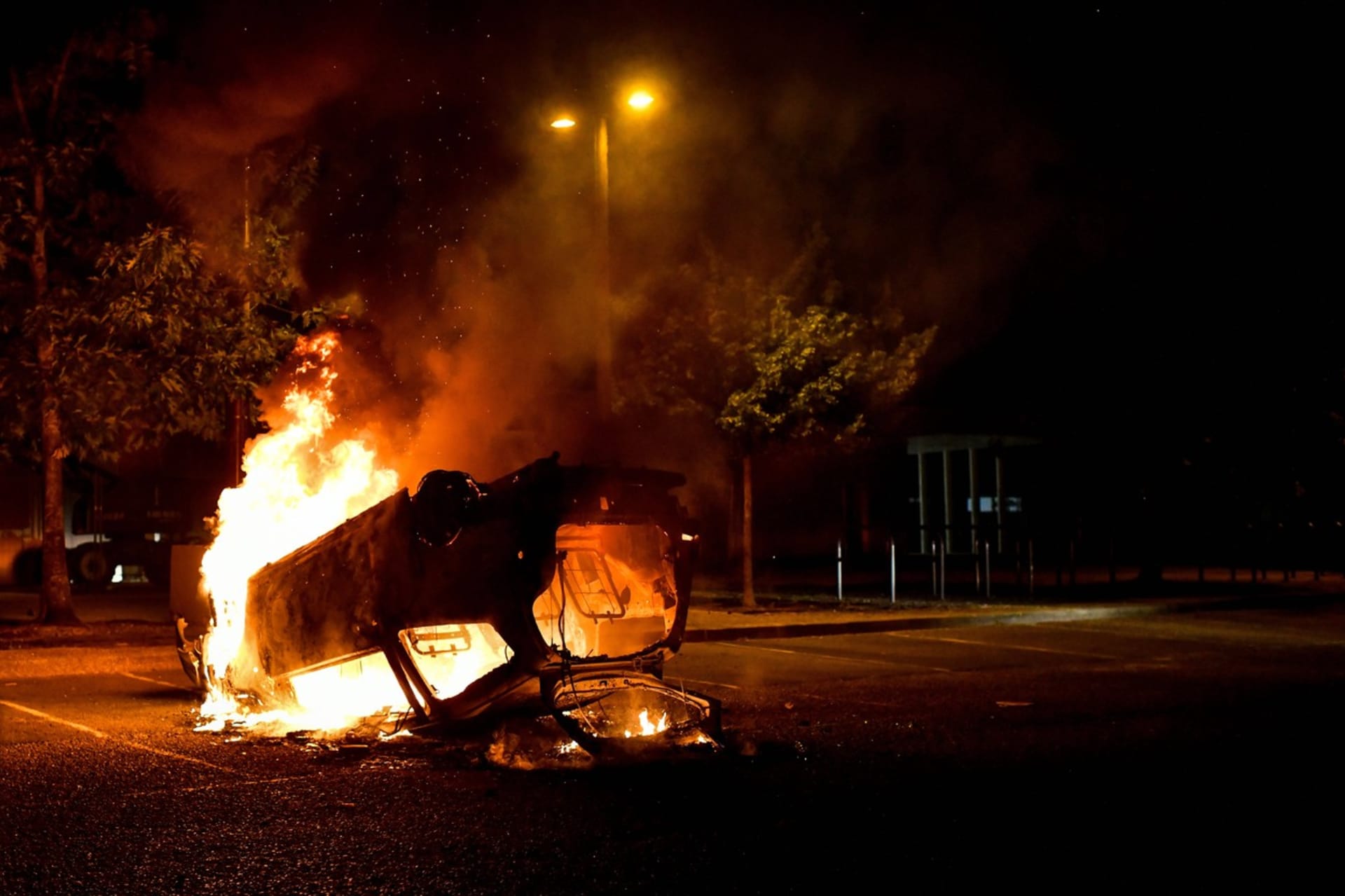 Hořící auto ve městě Talence poblíž Bourdeaux (1. 7. 2023).