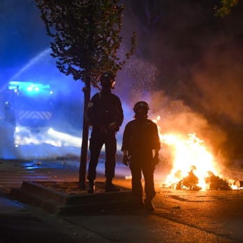 Desetitisíce policistů se již čtvrtou noc potýkaly s masovými nepokoji ve Francii.