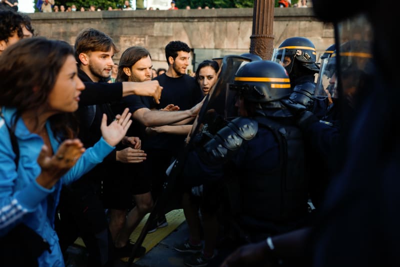 Protestující se střetli s policisty na pařížském náměstí Place de la Concorde (1. 7. 2023). 