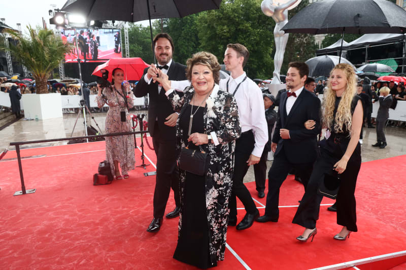 Jiřina Bohdalová dorazila na červený koberec tradičně v doprovodu vnuků.
