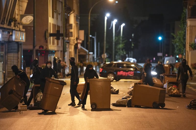 Protestující ve městě Colombes vytvářejí provizorní barikády z popelnic (1. 7. 2023)