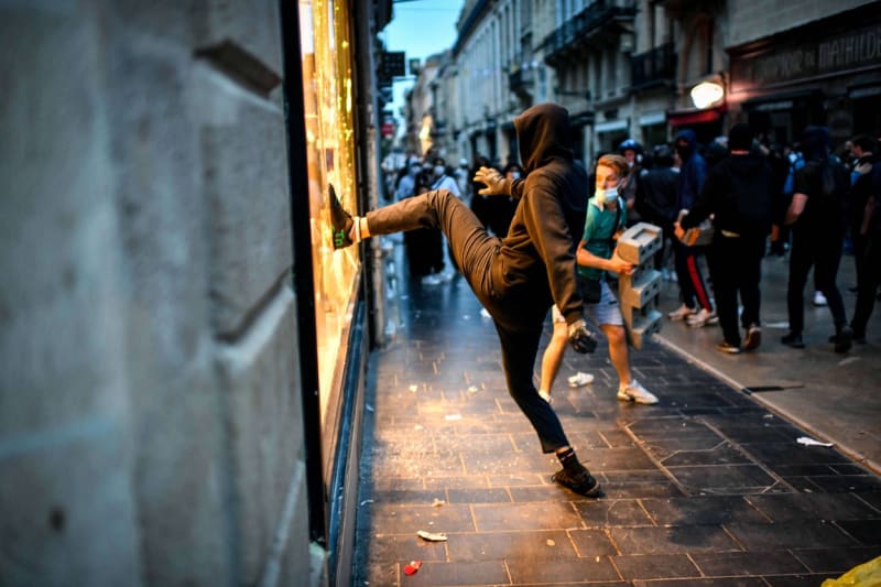 Nepokoje ve Francii provází vandalismus a rabování.