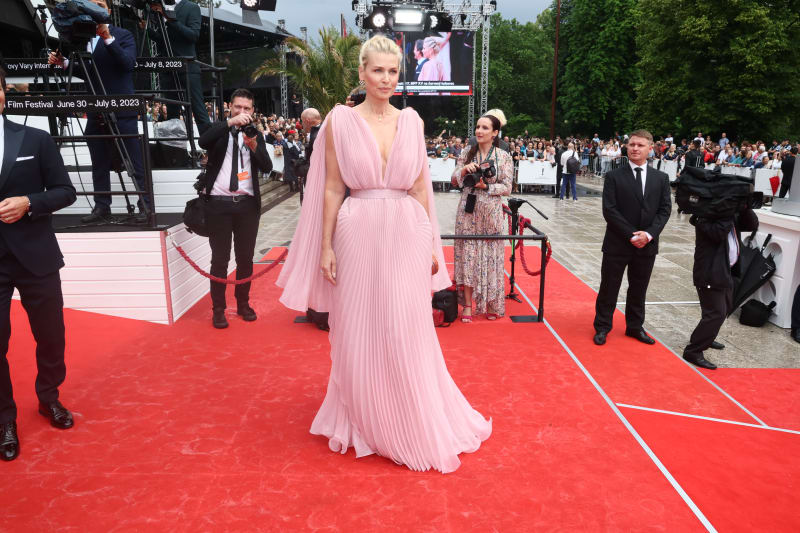Daniela Peštová loni oblékla světle růžové šaty od ukrajinského návrháře. 