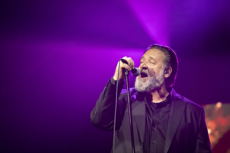 Russel Crowe zazářil na festivalu v Karlových Varech i jako zpěvák (30. 6. 2023).
