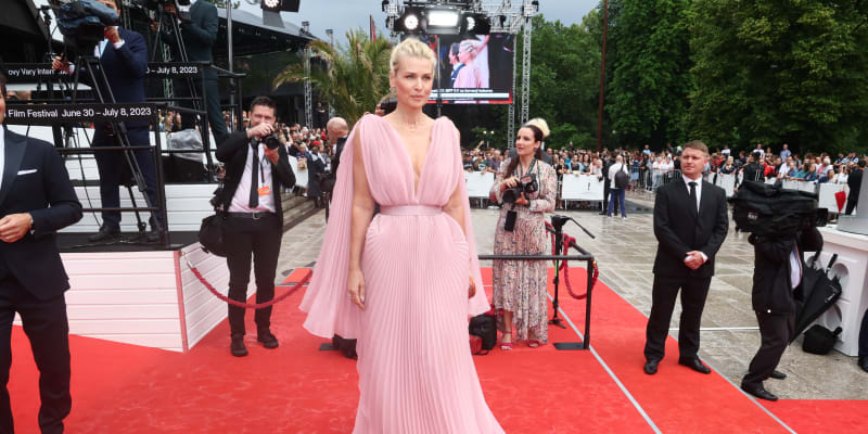 Daniela Peštová oblékla světle růžové šaty od ukrajinského návrháře. Cenu znát nechtěla