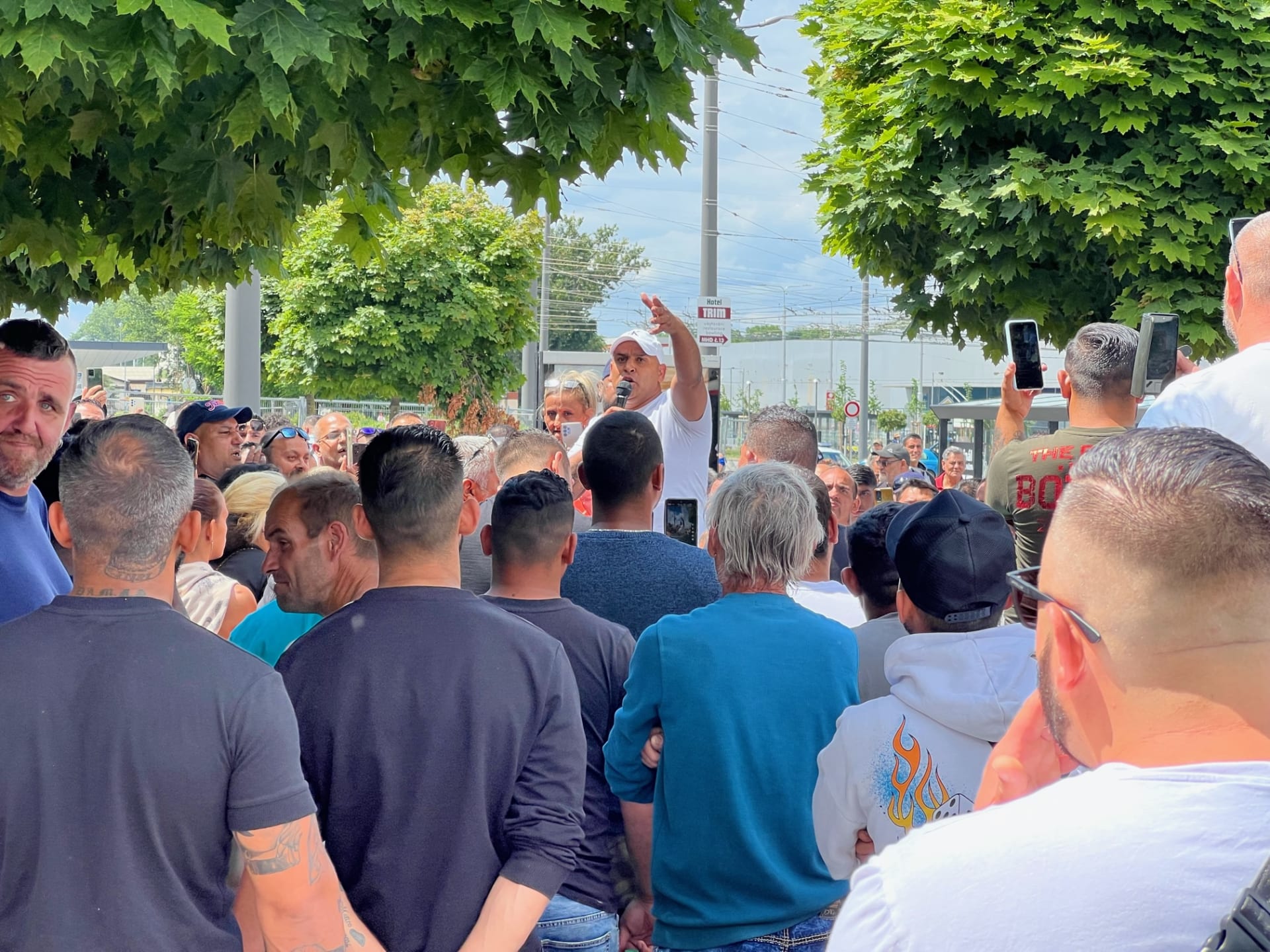 Desítky Romů protestují před nádražím v Pardubicích kvůli sobotnímu konfliktu mezi Romy a zřejmě třemi Ukrajinci (2. 7. 2023).
