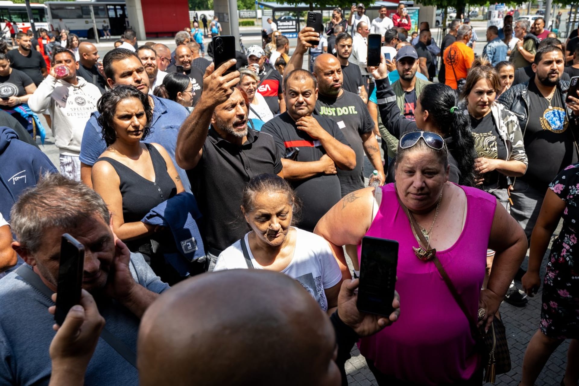 Desítky Romů protestovaly před nádražím v Pardubicích kvůli sobotnímu konfliktu mezi Romy a zřejmě třemi Ukrajinci (2. 7. 2023).