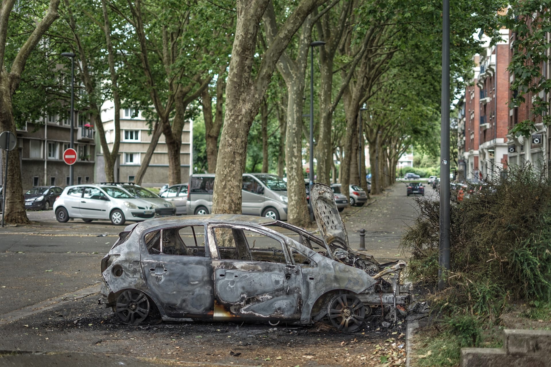 Během demonstrace na protest proti smrti sedmnáctiletého Nahela, kterého 27. června v Nanterre postřelila policie do hrudi, je vidět spálené auto ve francouzském Lille