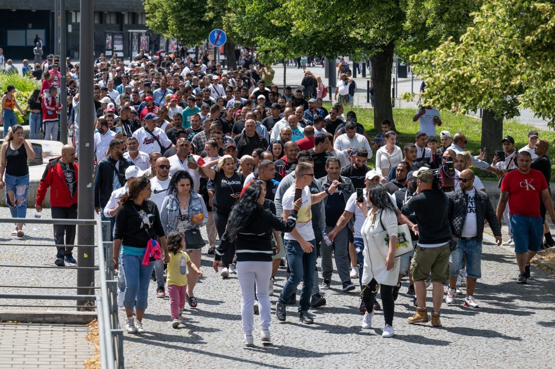 Pochod účastníků protestu desítek lidí před hlavním nádražím v Pardubicích kvůli konfliktu, při kterém byl zraněn mladý Rom (2. 7. 2023).