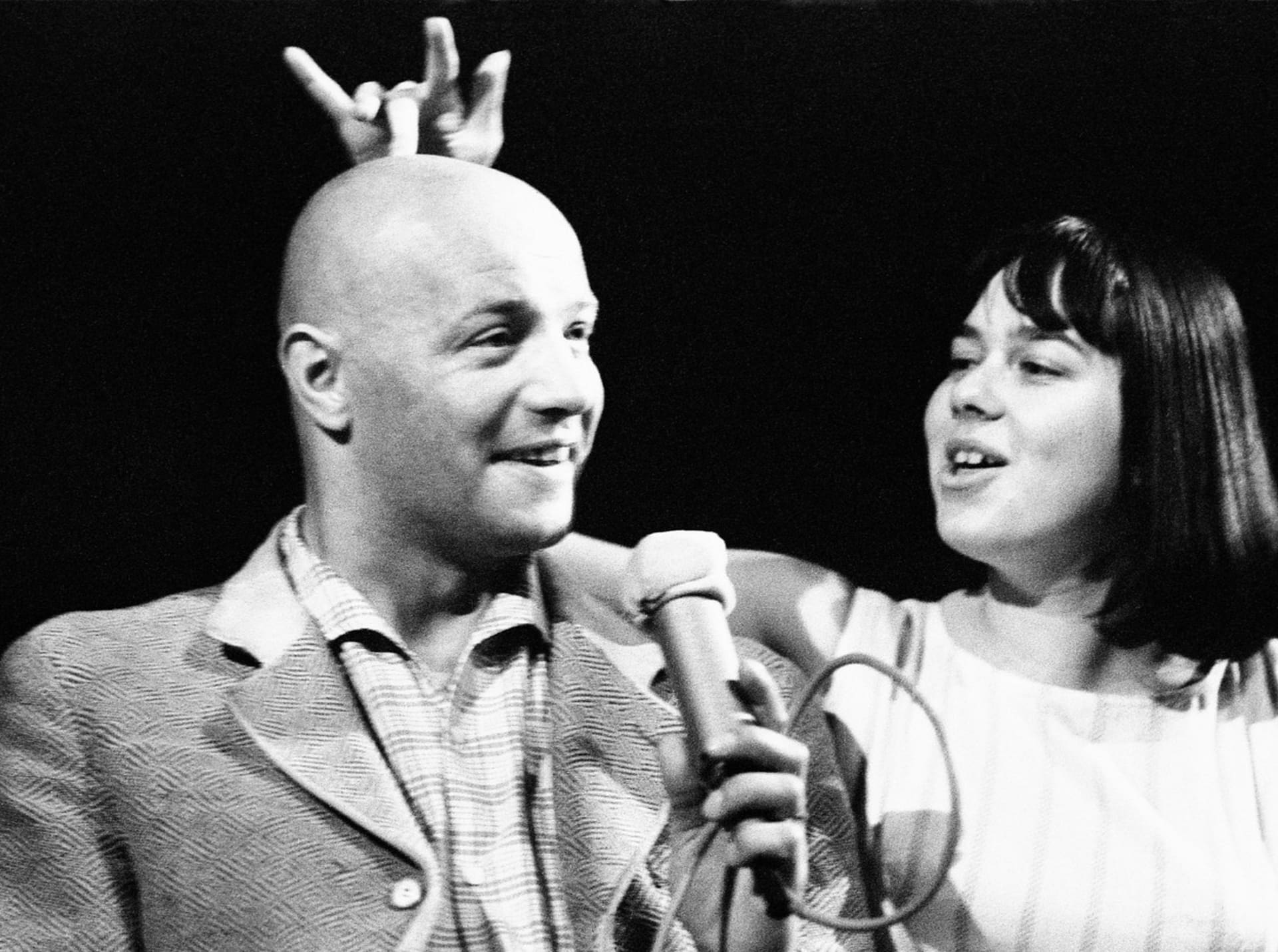 Karel Hála s pěveckou kolegyní Yvonne Přenosilovou na jevišti divadla Apollo v Praze v roce 1966.