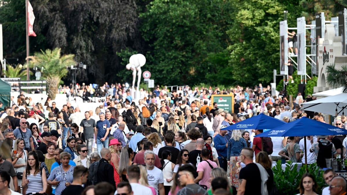 Návštěvníci si užívají 57. ročník filmového festivalu v Karlových Varech.