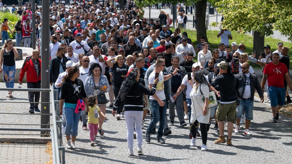 Pochod účastníků protestu desítek lidí před hlavním nádražím v Pardubicích kvůli konfliktu, při kterém byl zraněn mladý Rom (2. 7. 2023).