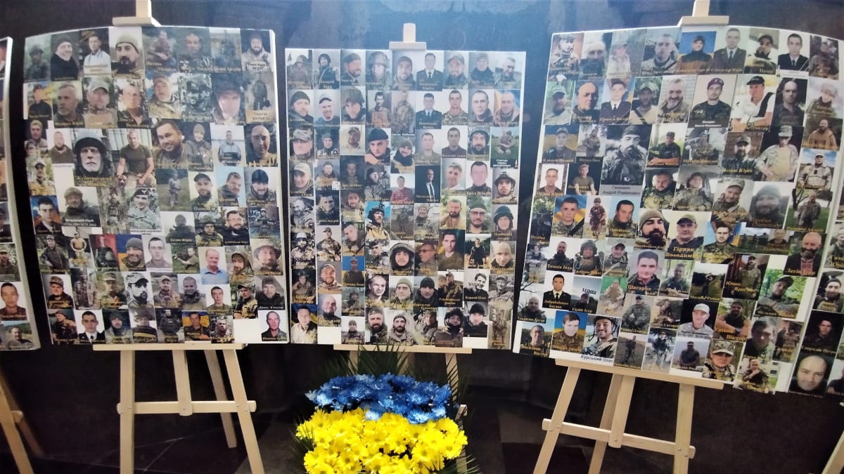 Posádkový kostel sv. Petra a Pavla ve Lvově s pamětními tably s fotografiemi padlých ukrajinských vojáků