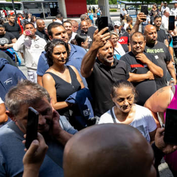 Stovky Romů protestují před nádražím v Pardubicích kvůli sobotnímu konfliktu mezi Romy a zřejmě třemi Ukrajinci. (2. 7. 2023)