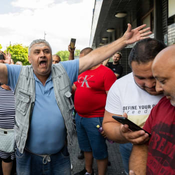 Desítky Romů protestují před nádražím v Pardubicích kvůli sobotnímu konfliktu mezi Romy a zřejmě třemi Ukrajinci (2. 7. 2023).