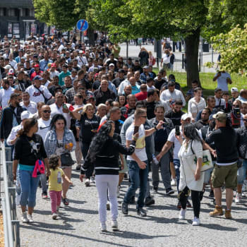 Pochod účastníků protestu, ke kterému se sešly desítky lidí před hlavním nádražím v Pardubicích kvůli konfliktu z předchozího dne, při kterém byl zraněn mladý Rom (2. 7. 2023).
