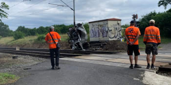 Hrozivá nehoda vlaku s dodávkou v Mělníku mohla skončit tragicky. Z auta zbyl jen šrot