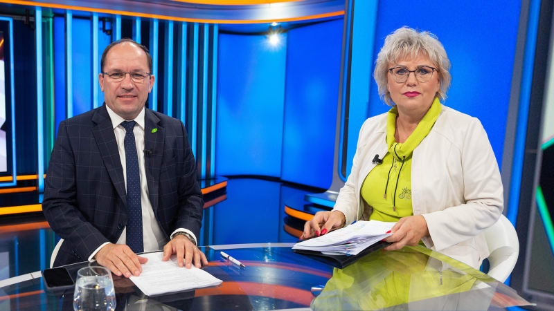 Margita Balaštíková s ministrem zemědělství Markem Výborným v televizním studiu CNN Prima NEWS 